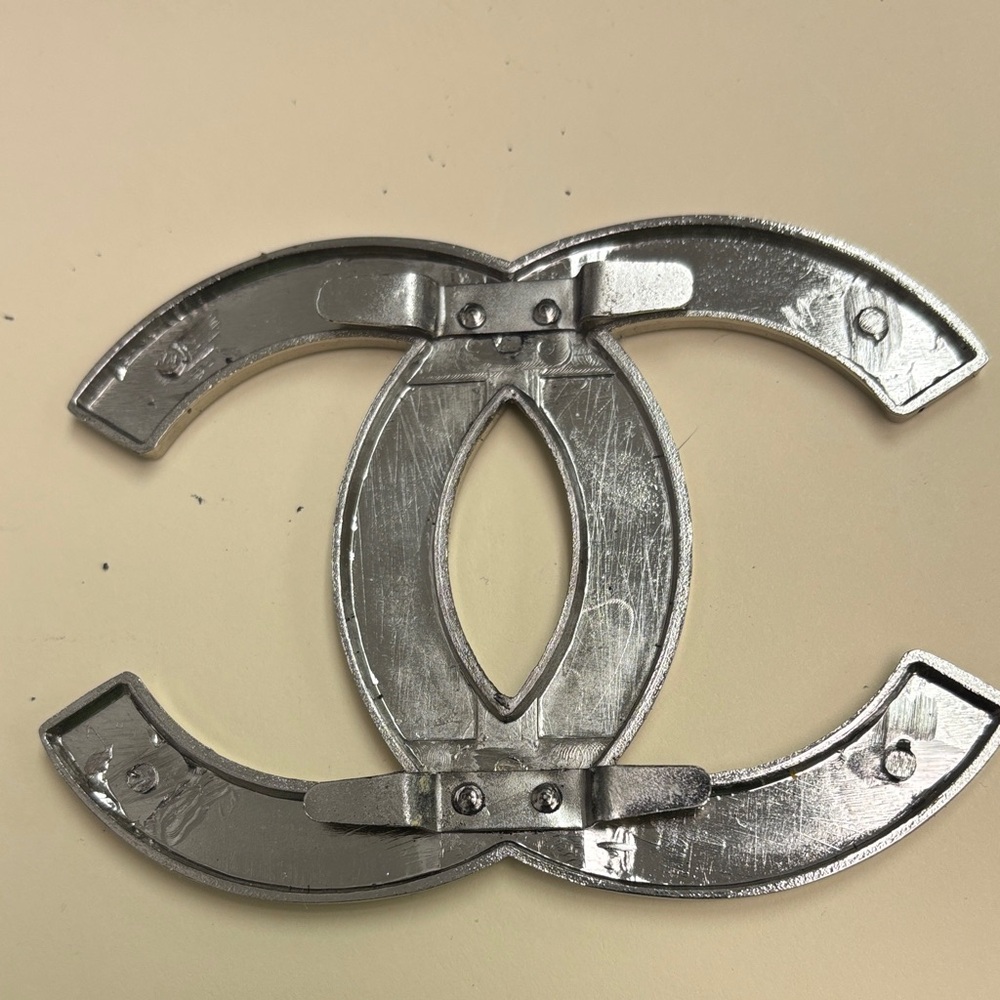 CHANEL Metallic Silver Interlocking Logo Pin - Picture 5 of 5